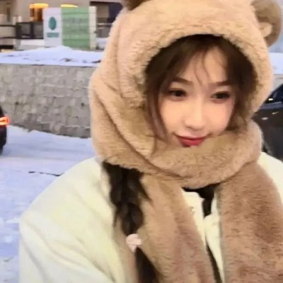 泳池里的女人